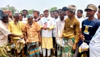 তীব্র তাপদাহে বিশুদ্ধ পানি ও স্যালাইন বিতরণ বিএনপি কেন্দ্রীয় নেতার 